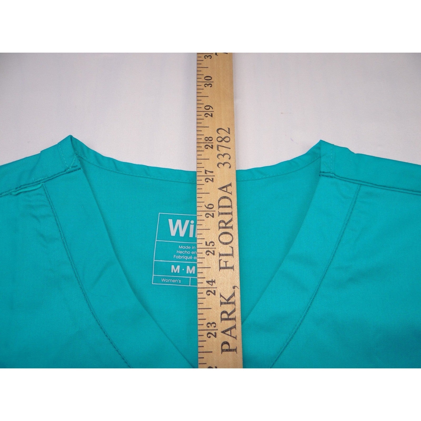 NWT-Wink Womens Classic Fit V-Neck Scrub Top Teal Blue Medium