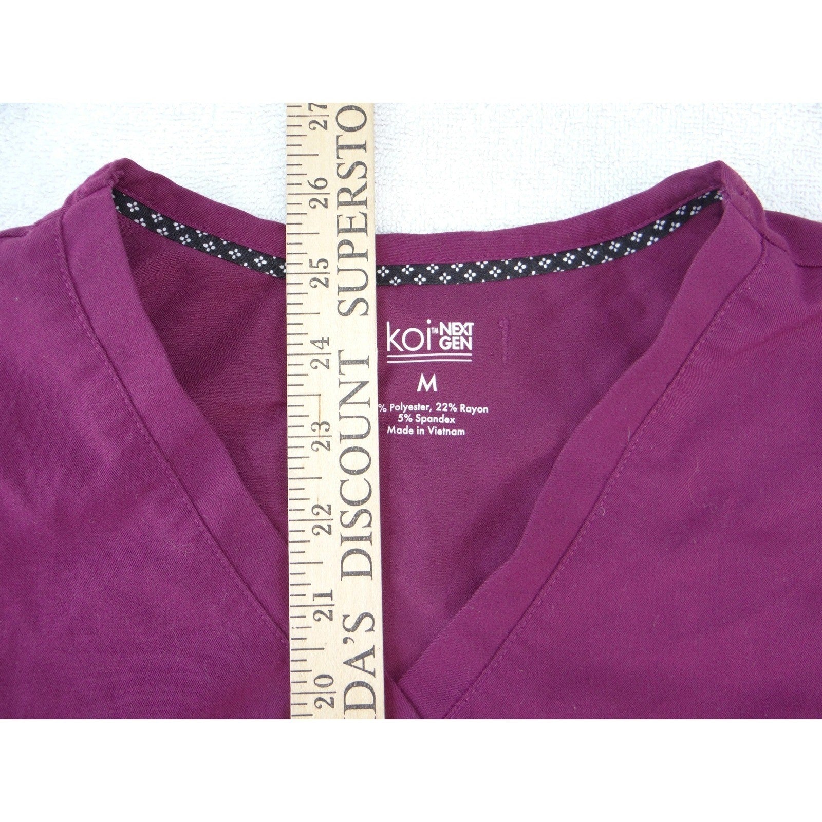 Koi Next Gen Womens Scrub Top Medium Purple V-Neck Chest Pocket Stretch 2410