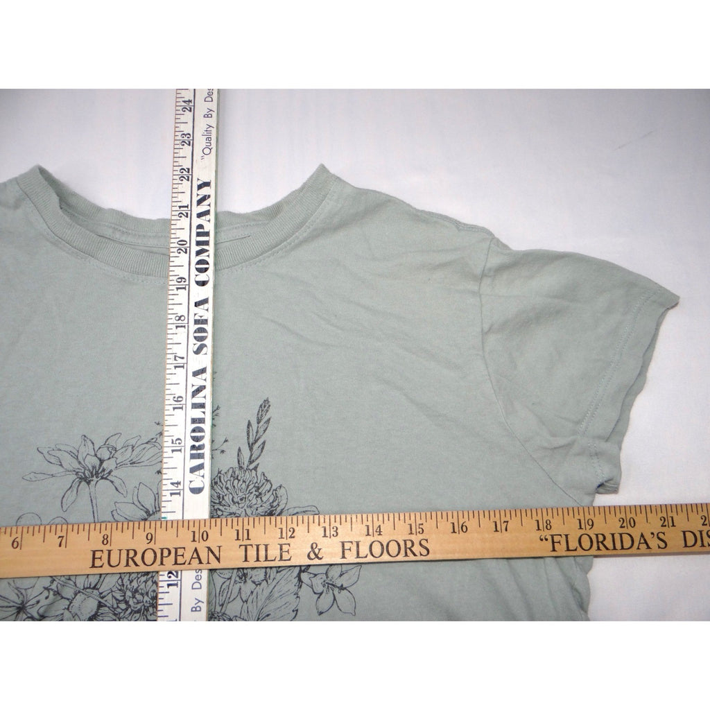 Doe Floral Bouquet Graphic T-Shirt Women's Size Small Sage Green Cotton