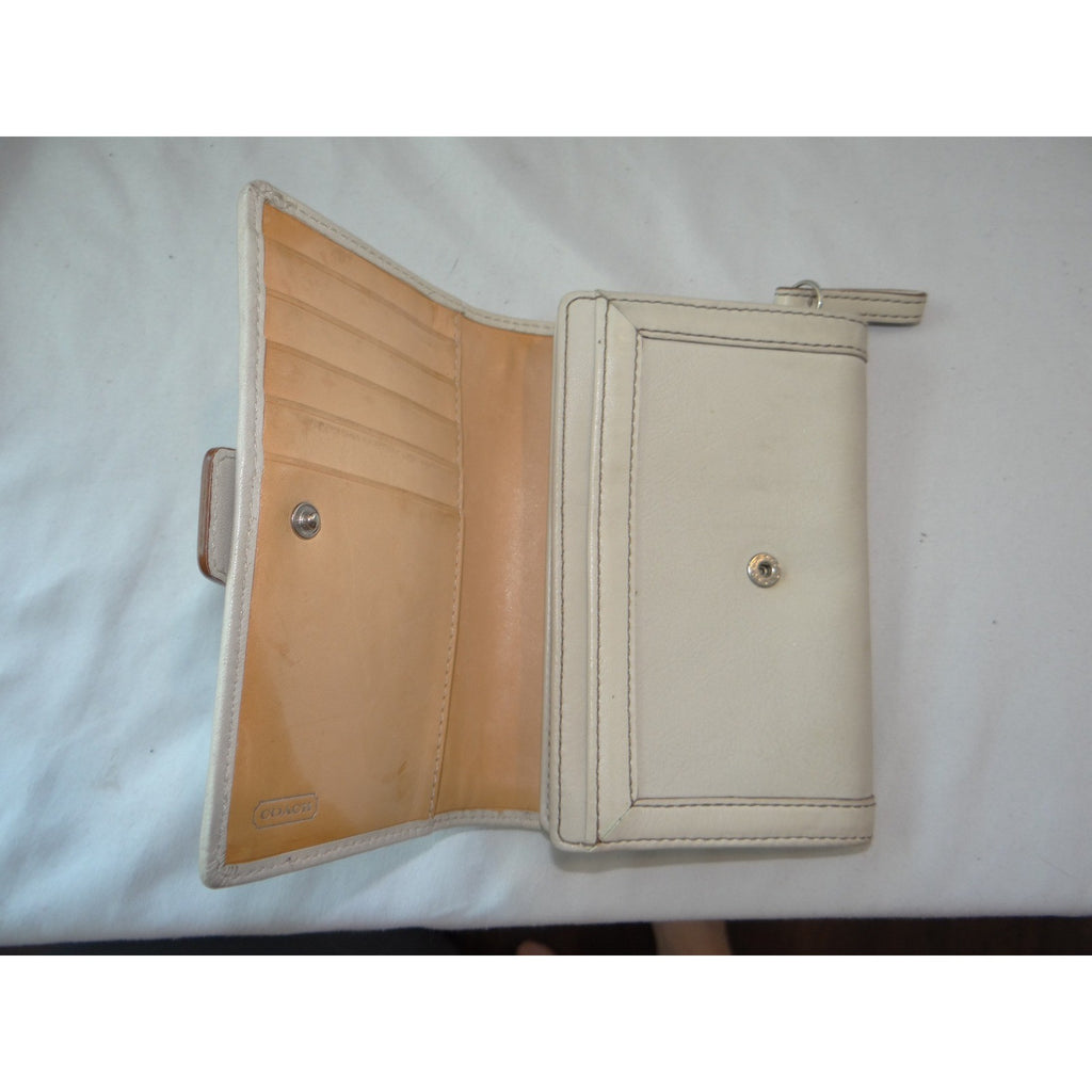Coach Soho Buckle Trifold Wallet Off-White Leather Tan Stitching 2383